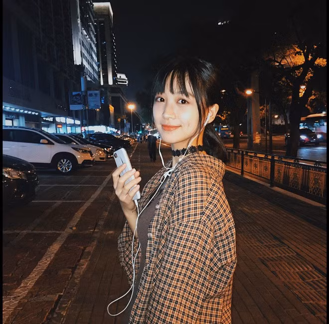 Thậm chí, nhiều người còn không tiếc lời khi phong danh hiệu "hot girl má lúm số 1 Trung Quốc" cho nữ sinh 10X xinh đẹp này.