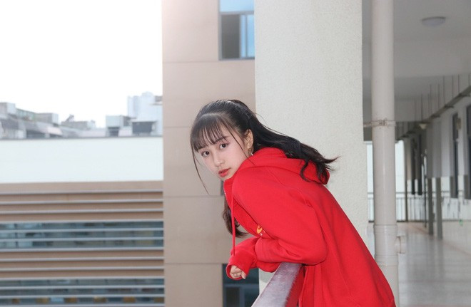 Từ hồi còn đi học, Tư Kỳ luôn đứng đầu trong các cuộc bình chọn hoa khôi và trở thành gương mặt đại diện của các ngôi trường mà cô từng theo học.