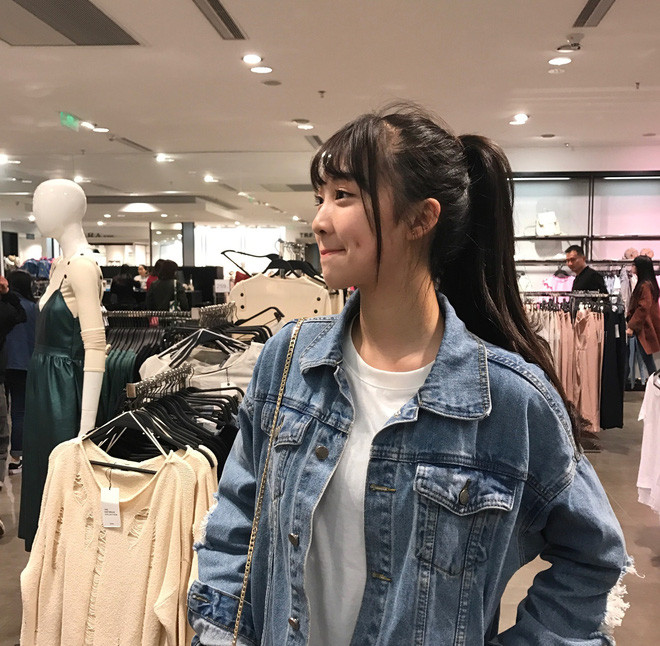 Trang phục đơn giản nhưng gương mặt xinh xắn cùng nụ cười sáng bừng cả góc sân của Tư Kỳ khiến nhiều người chú ý.