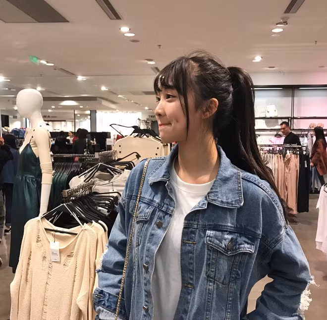 Trang phục đơn giản nhưng gương mặt xinh xắn cùng nụ cười sáng bừng cả góc sân của Tư Kỳ khiến nhiều người chú ý.