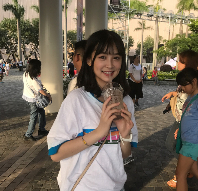 Nữ sinh 10X Trung Quốc hé môi cười là đẹp mới được dân mạng tìm ra có tên Trần Tư Kỳ, sinh năm 2000 đến từ thành phố Phúc Châu, tỉnh Phúc Kiến (Trung Quốc). Cô này là thí sinh sẽ tham gia vào kì thi ĐH cho khối nghệ thuật năm nay.