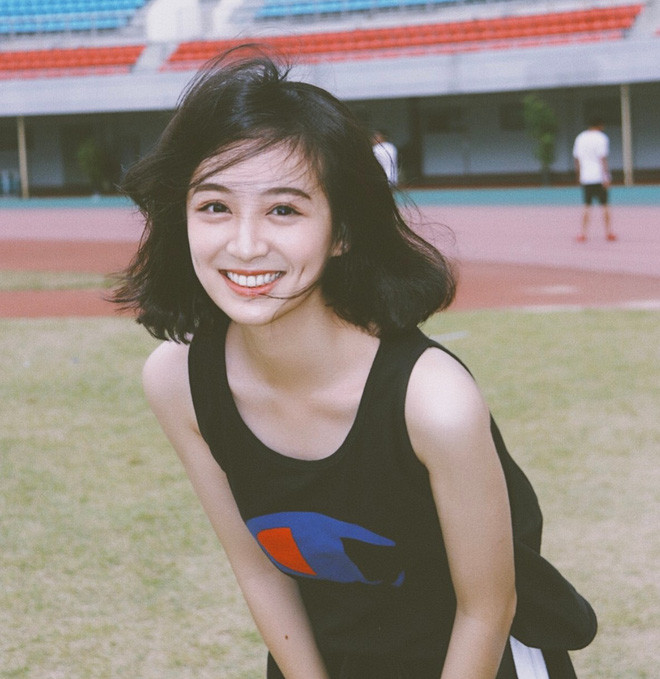 Không cần sở hữu những đường cong nóng bỏng hay phong cách thời trang màu mè, các cô gái vẫn có thể "đánh bả" tâm hồn của nhiều anh chàng bằng chính sự duyên dáng của mình và vũ khí hữu hiệu nhất đó chính là nụ cười. Tận dụng tốt yếu tố đó, nữ sinh Trung Quốc mới đây đã khiến không ít dân mạng phải xao xuyến vì mình bằng việc "hé môi là auto đẹp".