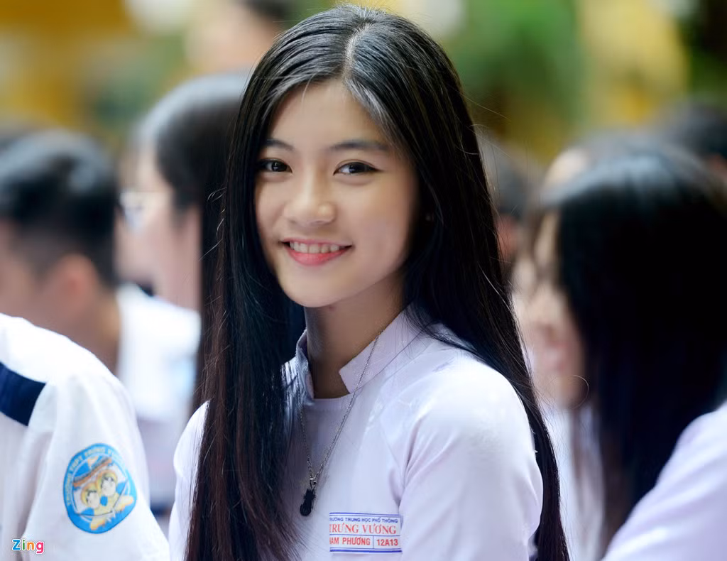 Một nữ sinh lớp 12A13 rạng ngời trước ống kính. Không khí bế giảng vui tươi, phấn khởi xen lẫn những cảm xúc đặc biệt. Phần lớn các em đều bùi ngùi khi sắp phải chia tay mái trường thân yêu đã gắn bó 3 năm qua.