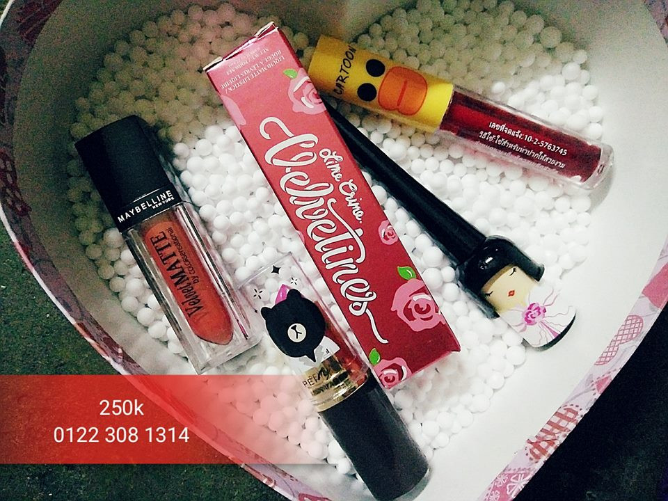 Không những chỉ có một cây son mà các đấng mày râu có thể mua hẳn 1 set đồ trang điểm để tặng hội chị em làm quà Valentine.