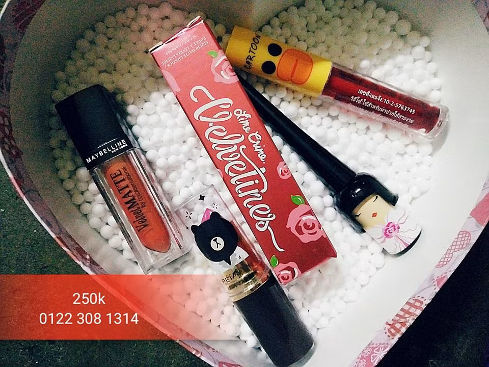 Không những chỉ có một cây son mà các đấng mày râu có thể mua hẳn 1 set đồ trang điểm để tặng hội chị em làm quà Valentine.