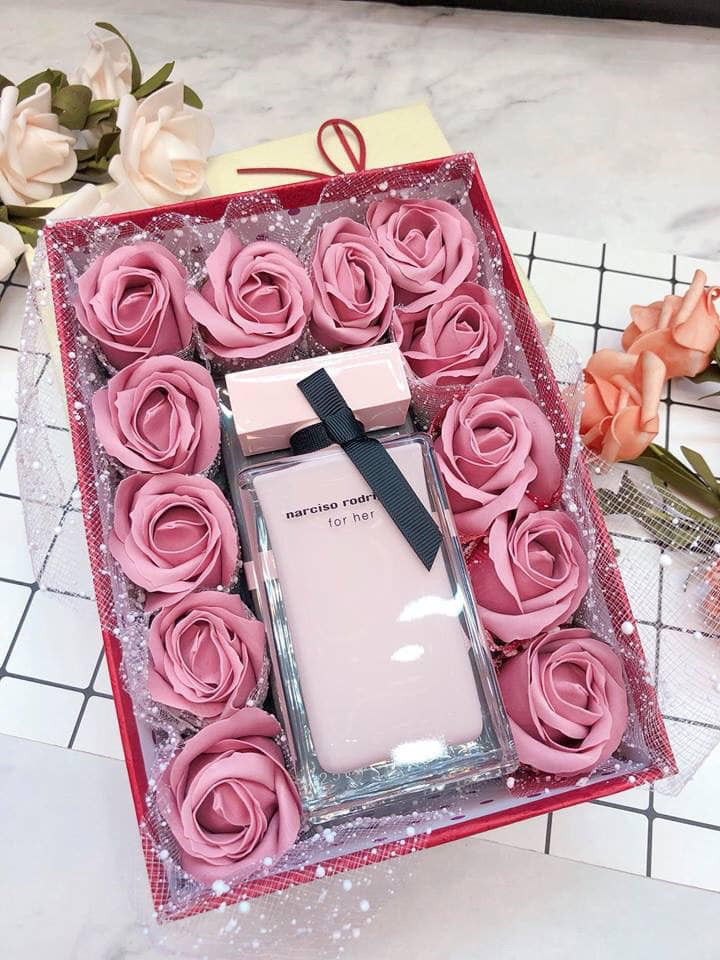 Điều chú ý với anh em đó là nếu muốn đối phương bất ngờ thì hãy chú ý tới việc trang trí hộp. Dù món quà có giá trị nhỏ nhưng nếu được "bày" đẹp đã ăn điểm 10 đầu tiên.