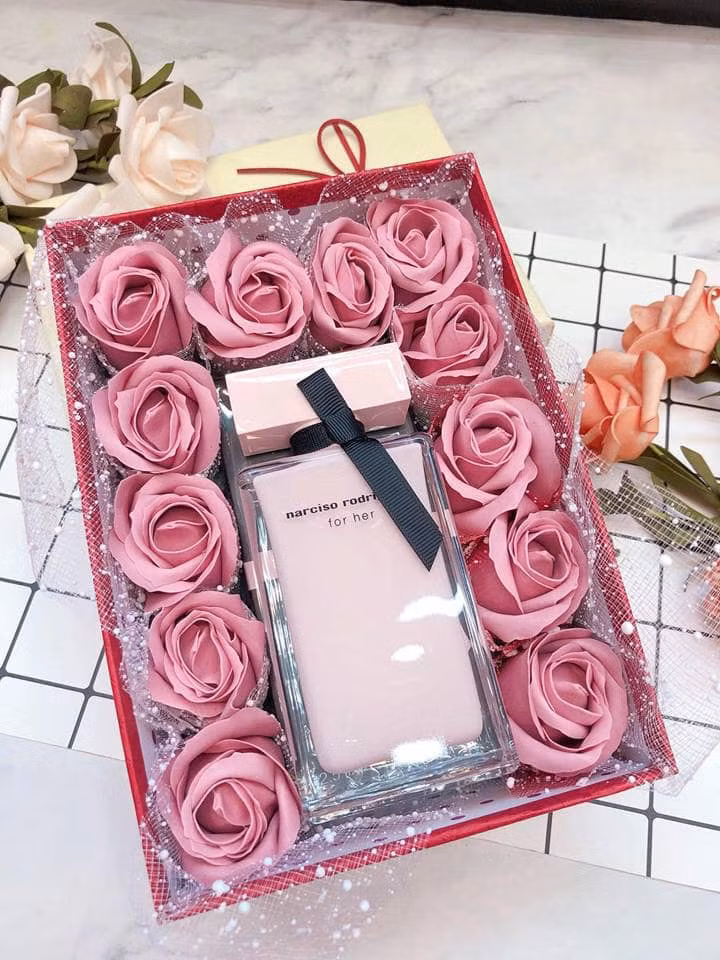 Điều chú ý với anh em đó là nếu muốn đối phương bất ngờ thì hãy chú ý tới việc trang trí hộp. Dù món quà có giá trị nhỏ nhưng nếu được "bày" đẹp đã ăn điểm 10 đầu tiên.