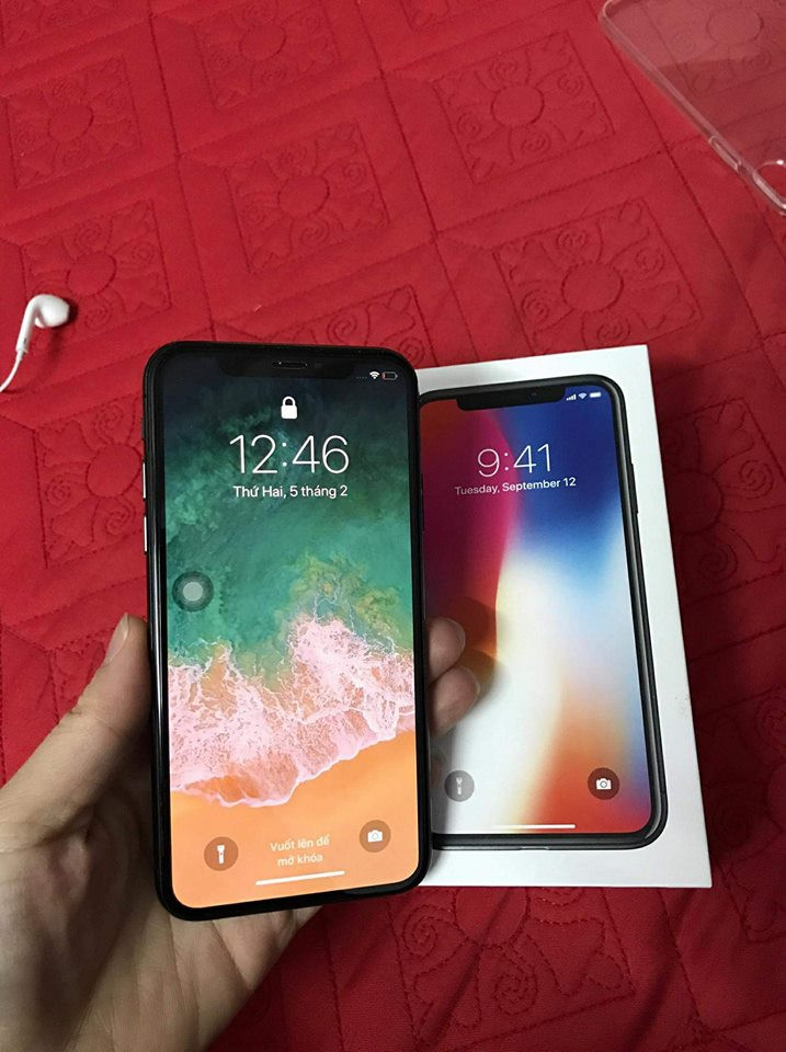 Một chiếc Iphone đời mới nhất, món quà công nghệ chắc hẳn chị em nào cũng thích.