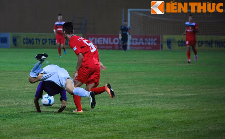 Tuy nhiên, đội ĐKVĐ V.League cũng là chủ nhà trong trận chung kết lượt về Hà Nội T&amp;T cũng không phải dạng dễ bắt nạt khi họ cũng đưa ra những đòn đáp trả hết sức mãnh liệt. Những miếng đánh của đội bóng Thủ Đô đến chủ yếu từ những pha xuống cánh nguy hiểm của Thành Lương ở cánh trái và Văn Quyết ở cánh đối diện.