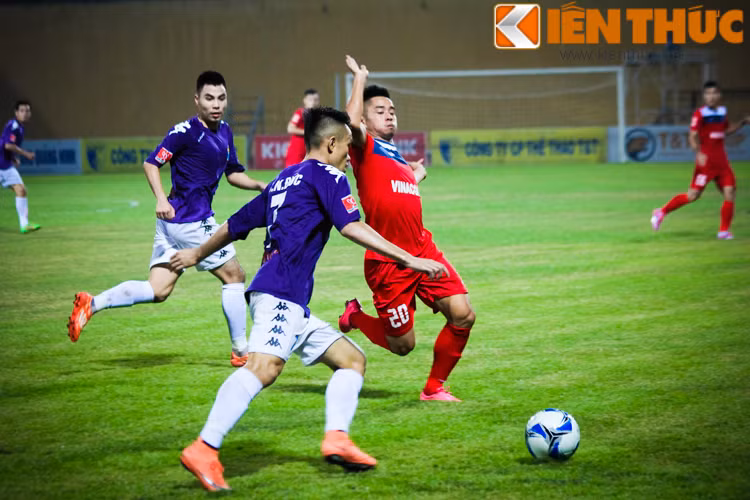 Trận đấu dần trôi về những phút cuối các cầu thủ Than Quảng Ninh vẫn là người nắm thế trận khi liên tiếp đặt các cầu thủ Hà Nội T&amp;T vào hoành cảnh phải chống đỡ. Tuy nhiên, phút 90' CLB Hà Nội T&amp;T có pha ghi bàn rút ngắn tỷ số do công của Văn Quyết.