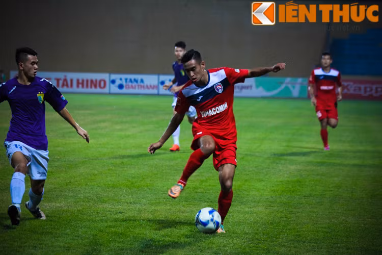 Bước vào hiệp hai, các cầu thủ Hà Nội T&amp;T đã bắt đầu dồn ép lại đối phương. Nhưng họ lại gặp phải 1 hàng phòng ngự có số đông và kỷ luật của HLV Phan Thanh Hùng bố trí.