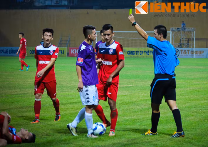 Sau khi có được bàn thắng dẫn trước, các cầu thủ Than Quảng Ninh liên tục gia tăng sức ép về phía Hà Nội T&amp;T ở những phút còn lại của hiệp 1 trận chung kết lượt về cúp Quốc Gia 2016. Tuy nhiên, sau 45 phút thi đấu đầu tiên, cả hai đội không ghi thêm được bàn thắng và rời sân với tỷ số 1-0 nghiêng về các cầu thủ đến từ vùng Đông Bắc - Than Quảng Ninh.