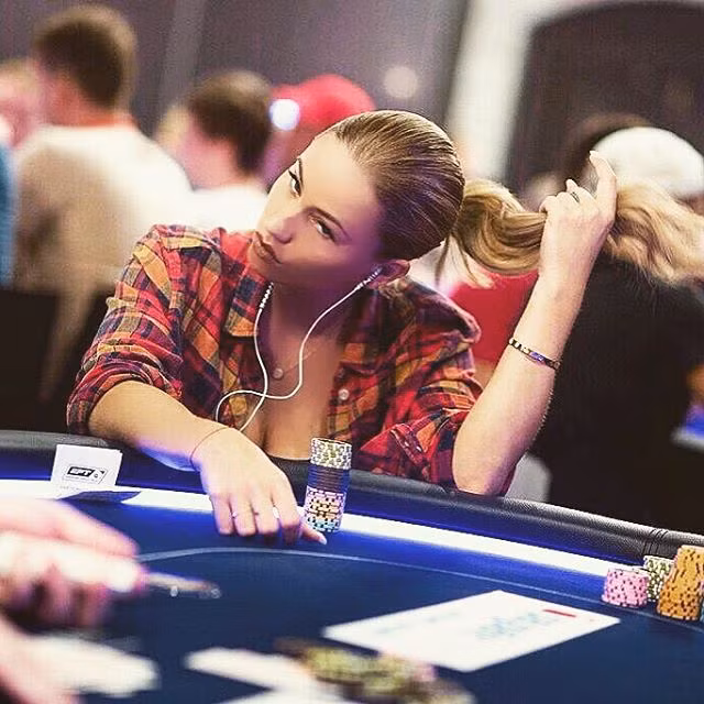 Ngoài việc làm người mẫu kiêm diễn viên truyền hình, Gaelle Garcia Diaz còn có thú vui giải trí khác đó là đánh bài.