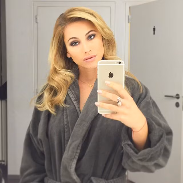 Gaelle Garcia Diaz luôn là sự chú mỗi khi xuất hiện và cô như một thỏi nam châm hút hồn những người đàn ông đi ngang qua cô.