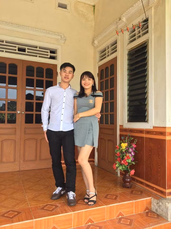 Mặc dù phải trải qua rất nhiều khó khăn trong thời gian mới yêu nhưng bằng tình cảm chân thành, cặp đôi đã chính thức "về chung một nhà" vào tháng 7/2017 vừa qua. Hiện tại cả hai đang tận hưởng những giây phút hạnh phúc khi họ sắp được chào đón cậu con trai đầu lòng.