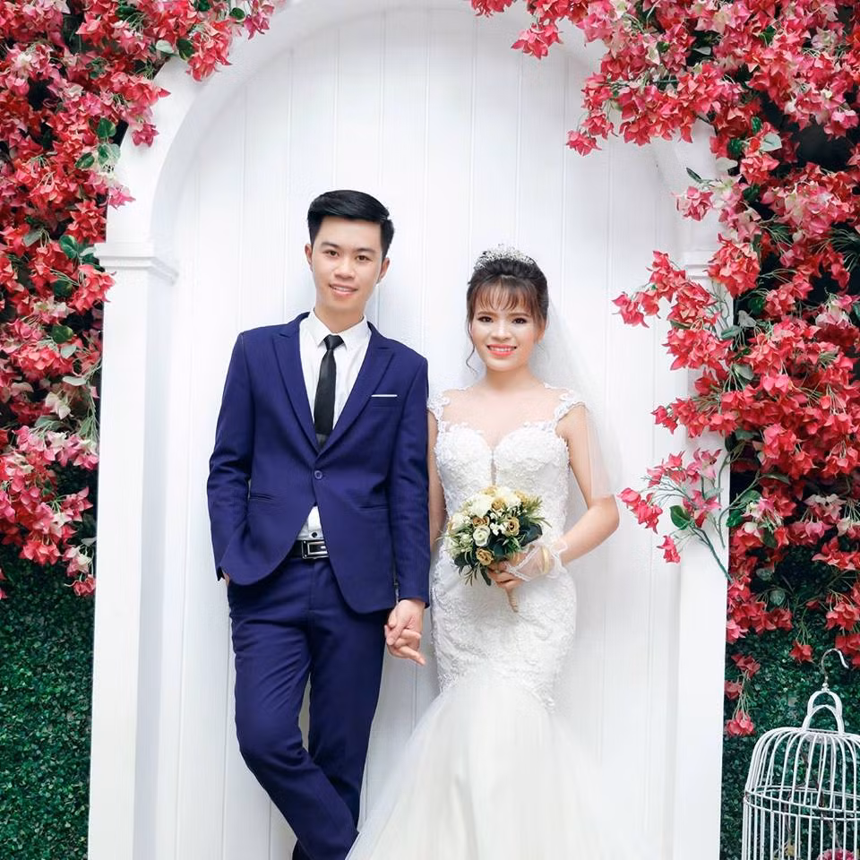 Nhận xét về vợ mình, Trung Đức chia sẻ trên trang cá nhân: " Cô ấy rất tốt, siêng năng, chịu khó. Mình hiểu rằng cô ấy đã phải hi sinh rất nhiều nên bản thân mình sẽ cố gắng để không để cô ấy phải chịu thiệt thòi thêm bất kì điều gì nữa".