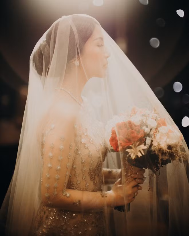 Nổi tiếng trong lĩnh vực kinh doanh cùng tên tuổi trên mạng xã hội nhưng Silvia Siantar lại khá kín tiếng về chuyện đời tư. Những người yêu mến nữ doanh nhân Indonesia này đều rất tò mò về người đàn ông được Silvia gửi gắm tình yêu, hạnh phúc.