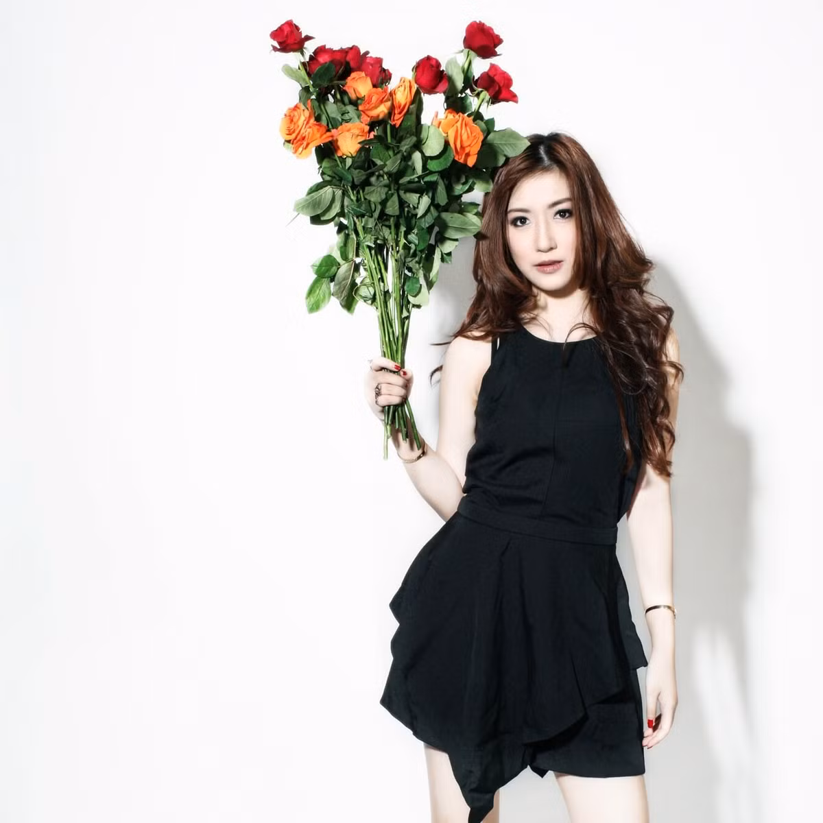 Đám cưới của Silvia và vị hôn phu của mình được tổ chức tại nhà thờ nơi cha mẹ Silvia từng kết hôn cách đây vài ngày. Cặp vợ chồng tài sắc nhận được rất nhiều lời chúc mừng của bạn bè, người thân. Cô dâu Silvia hiện tại đang đắm chìm trong cảm giác hạnh phúc.