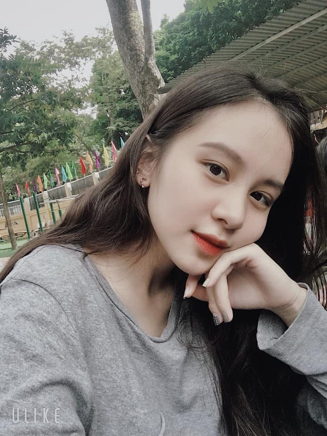 Mỗi mùa khai giảng, bế giảng tại ngôi trường này, ai ai cũng săn đón Mỹ Anh. Chẳng cần trang điểm cầu kỳ, cô bạn chỉ diện áo dài trắng đơn giản thôi cũng đủ đốn tim nam sinh của trường rồi. Nữ sinh này vừa hoàn thành xong kỳ thi THPT Quốc gia 2019 , đang chờ kết quả để đăng ký vào trường Đại học mong muốn.