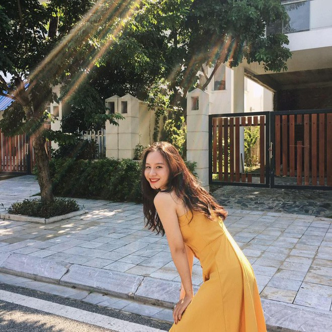 Cái tên tiếp theo trong dàn gái xinh THPT Phan Đình Phùng đó là Mỹ Anh, cựu học sinh lớp 12D2 - THPT Phan Đình Phùng. Mùa bế giảng năm học 2017-2018, khi bài viết về những cô nàng xinh đẹp nhất của trường xuất hiện thì nữ sinh này đã ghi điểm với nụ cười sáng, gương mặt cực xinh khiến dân tình chao đảo.