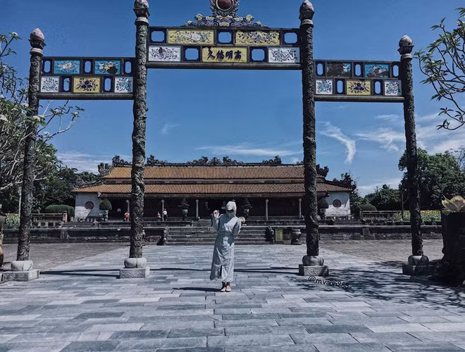 Mới đây trên fanpage thu hút được nhiều bạn trẻ theo dõi, các dân mạng đã tổng hợp lại những bức ảnh đi du lịch với thời trang Ninja và chụp ảnh check-in tại những địa điểm nổi tiếng.