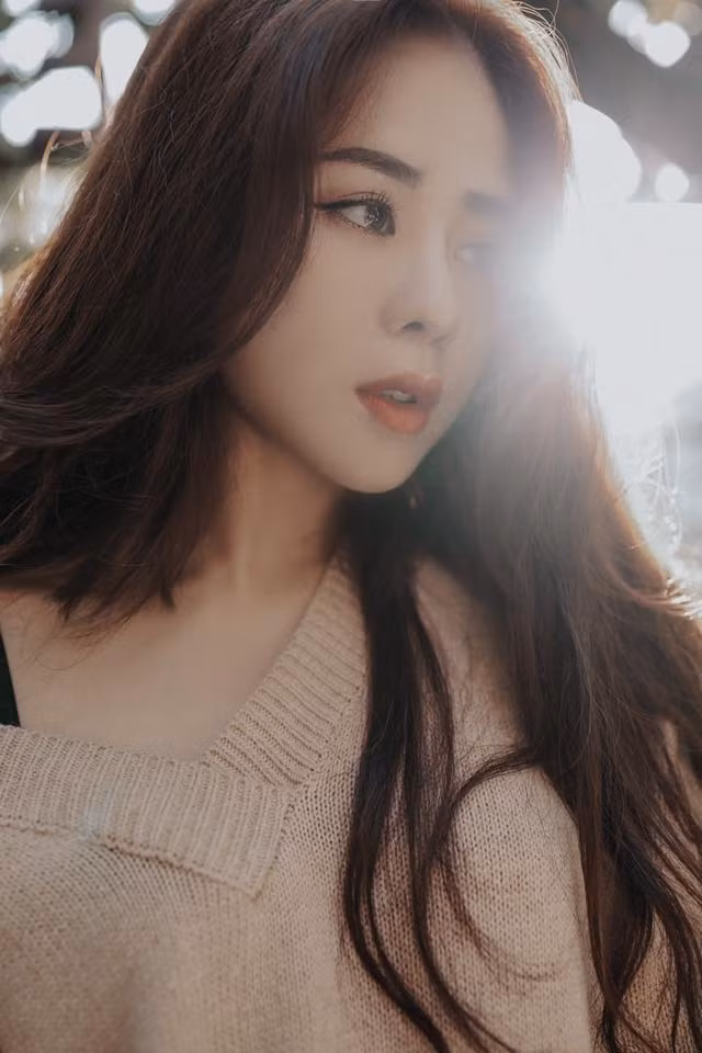 Theo bình luận của dân mạng, vẻ đẹp nhẹ nhàng, tinh tế của Hà Thương càng được tôn thêm trên nền ánh sáng khiến cho cô đã đẹp lại càng thêm lung linh hơn.