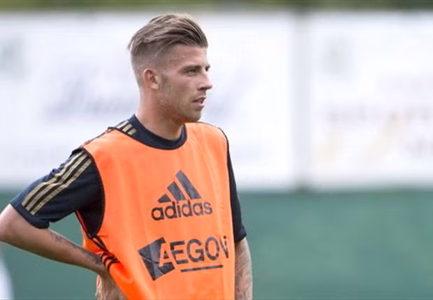 Sống mũi cao, đôi mắt xanh và sâu là điểm cực cuốn hút trên khuôn mặt của Toby Alderweireld.