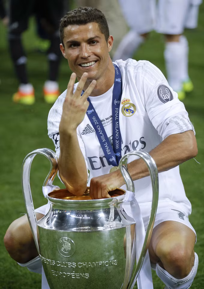 Với chức vô địch UEFA Champions League dành được năm 2015/2016, Ronaldo đã có lần thứ 3 bước lên bục cao nhất của giải đấu danh giá cho các CLB tại lục địa già. Trước đó, năm 2008 anh đã từng vô địch cùng với MU và sau đó là 2 lần với CLB Real Madrid vào mùa giải 2013/2014 và 2015/2016. Ảnh: Goal.com.uk