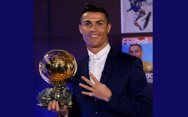 Theo kết quả bình chọn của tạp chí France Football, Ronaldo đã giành chiến thắng áp đảo với 745 điểm. Về vị trí thứ 2 trong cuộc đua QBV 2016 đó chính là Lionel Messi, Griezmann về thứ 3, vị trí thứ 4 và 5 lần lượt thuộc về Luis Suarez và Neymar. Ảnh: Francefootball.