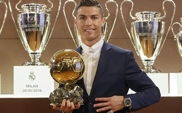Với danh hiệu Quả bóng vàng 2016 vừa nhận, Cristiano Ronaldo đã có vinh dự 4 lần nhận giải thưởng cao quý này dành cho các nam cầu thủ xuất sắc nhất thế giới. Trước đó, CR7 đã nhận danh hiệu này trong màu áo 2 CLB là MU và Real Madrid vào những năm 2008, 2013 và 2014. Ảnh: Francefootball.