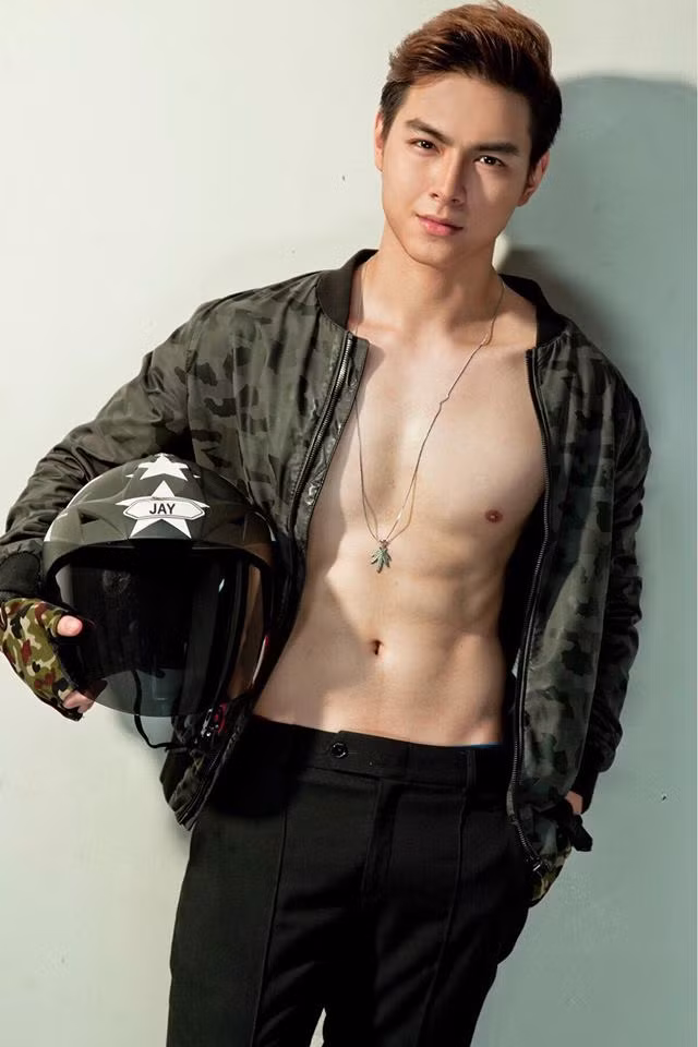Được biết, Jay Quân từng đóng chính trong MV Tỉnh giấc trong đêm cùng ca sĩ Trương Đình, hay MV Làm sao yêu của Hari Won.