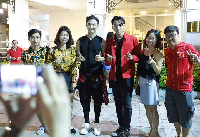 Theo dõi clip, ngay sau khi xuất hiện, Jay Quân và 1Dee với ngoại hình như người mẫu nhanh chóng thu hút sự chú ý của những khán giả trẻ đang có mặt trên phố đi bộ.