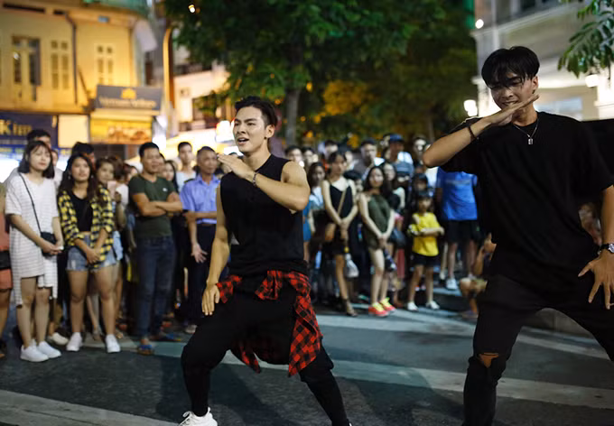 Ngay sau khi clip được đăng tải trên mạng xã hội, nhiều dân mạng đã lùng sục khắp "hang cùng ngõ hẻm" để tìm ra danh tính của anh chàng trên và thành quả của họ đã có. Nhân vật chính trong clip anh chàng có nickname Jay Quân - tên thật là Nguyễn Quân hiện đang hoạt động nghệ thuật tại TP HCM.