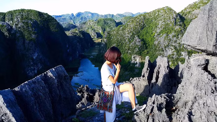 Nằm ngay đường từ Tràng An xuống Tam Cốc, Bích Động, chọn lựa nghỉ ngơi thăm quan thắng cảnh tại khu du lịch Hang Múa là lựa chọn tối ưu và tuyệt vời nhất với những ai đã trót mê đắm cảnh đẹp thanh bình của cố đô xưa.