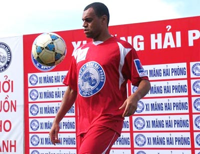 Denilson nhận mỗi tháng 35.000 USD tại CLB Hải Phòng. Tuy nhiên, tiền vệ người Brazil này đột ngột rời Hải Phòng chỉ sau vài trận đấu, ghi 1 bàn, vào lưới HAGL từ quả đá phạt.