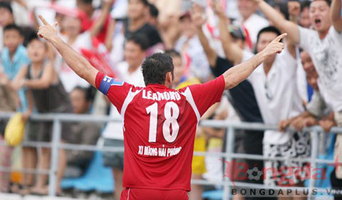 Leandro của CLB Hải Phòng được đánh giá là ngoại binh xuất sắc nhất lịch sử V.League. Tiền đạo người Brazil này sở hữu kỹ thuật điêu luyện và những pha tiểu sao siêu quái.