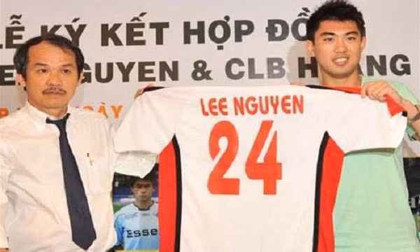 Lee Nguyễn được cho là bản hợp đồng tự hào nhất mà V.League sở hữu. Vượt qua rất nhiều đối thủ cạnh tranh, lao tâm khổ tứ, bầu Đức mới mời được Lee Nguyễn – cầu thủ Việt kiều rất nổi danh trên đất Mỹ.