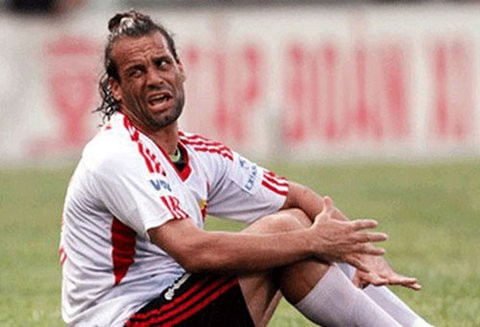 Tiền đạo này được bầu Trường đánh giá rất cao và CBL Ninh Bình đã trả cho anh mỗi tháng tới 20.000 USD. Thông tin này được chính bầu Trường tiết lộ vào tháng 3/2015.