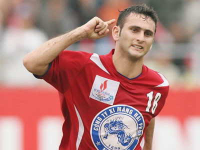 Trong khoảng thời gian thi đấu cho Hải Phòng, Leandro nhận khoản tiền lương 17.000 USD/tháng.