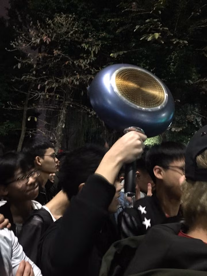 Một bạn trẻ còn cầm chảo đi tham dự sự kiện đếm ngược chào đón năm mới 2018 tại phố đi bộ Hồ Gươm. Ảnh sử dụng trong bài: Sưu tầm Facebook.