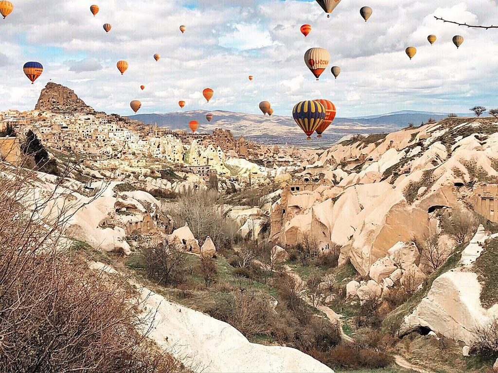 Từ đây, bạn có thể chiêm ngưỡng toàn cảnh thiên đường của khinh khí cầu nhiều màu sắc, bay lơ lửng giữa bầu trời xanh thẳm và chụp những bức ảnh đẹp đến mê mẩn.