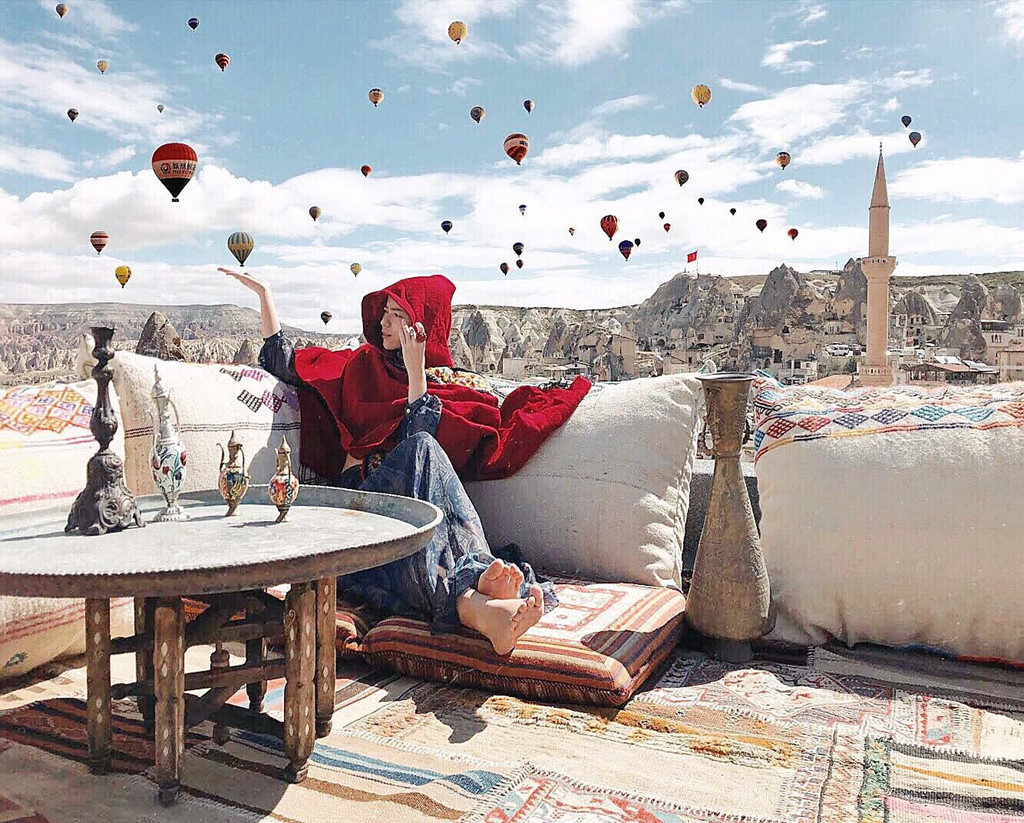 Trước khi đến đây, ngoài lịch bay khinh khí cầu đã hết chỗ từ lâu (nếu có ý định bay khinh khí cầu ở đây, bạn nên đặt trước đó một tháng), mình khá khó khăn trong việc tìm khách sạn có thể ngắm được toàn cảnh khinh khí cầu từ tầng thượng.