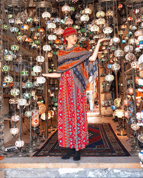 Trời của ngày hôm đó nắng nhẹ. Dưới cái nắng vàng tươi và nền nhiệt dưới 10 độ C khá lạnh, Cappadocia hiện lên đẹp hơn so với mong đợi của mình rất nhiều. Vì gió mạnh nên buổi đầu tiên đến đây, khinh khí cầu không thể bay được. Mình quyết định tới thăm làng gốm và dệt thảm thủ công để có cơ hội lạc giữa thế giới cổ tích Aladin và cây đèn thần kì diệu trong những câu chuyện kể.