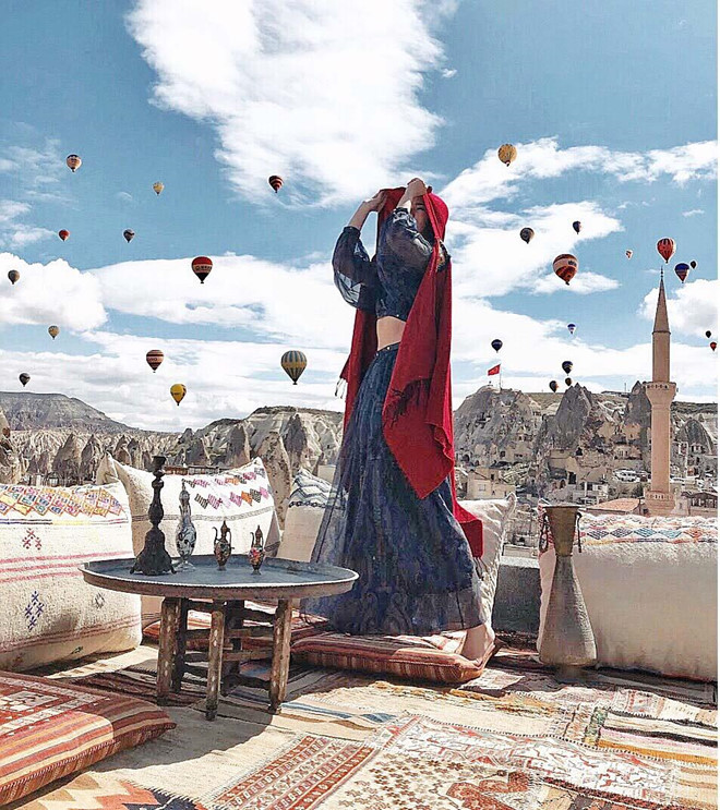 Thật may mắn khi hầu hết khách sạn có tầng thượng đẹp đã hết phòng, mình vô tình tìm được một chỗ nghỉ còn lại duy nhất rất vừa ý và hài lòng.