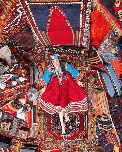 Vậy mà vài tháng sau, mình đã may mắn được đặt chân đến đây, mặc trên người một bộ váy thổ cẩm nặng 5,7 kg, nhiều màu sắc hơn cô gái trong ảnh và đứng check-in tại ngôi làng đẹp tựa xứ thần tiên cùng người bạn đồng hành...