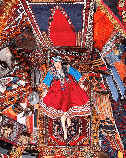 Vậy mà vài tháng sau, mình đã may mắn được đặt chân đến đây, mặc trên người một bộ váy thổ cẩm nặng 5,7 kg, nhiều màu sắc hơn cô gái trong ảnh và đứng check-in tại ngôi làng đẹp tựa xứ thần tiên cùng người bạn đồng hành...