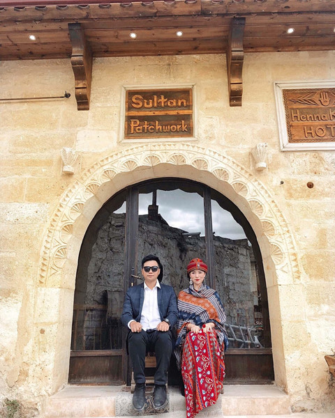 Điều khiến mình thực sự ấn tượng ở đây đó là các căn phòng được bài trí tuyệt đẹp. Bạn vừa ngồi nhâm nhi tách trà kiểu quý tộc, vừa thỏa sức chụp ảnh với không gian tràn ngập ánh sáng khắp mọi nơi. Cappadocia trong mắt mình thực sự là một thiên đường cổ tích để bạn có thể hóa thân thành nàng công chúa trong những câu chuyện thần thoại.