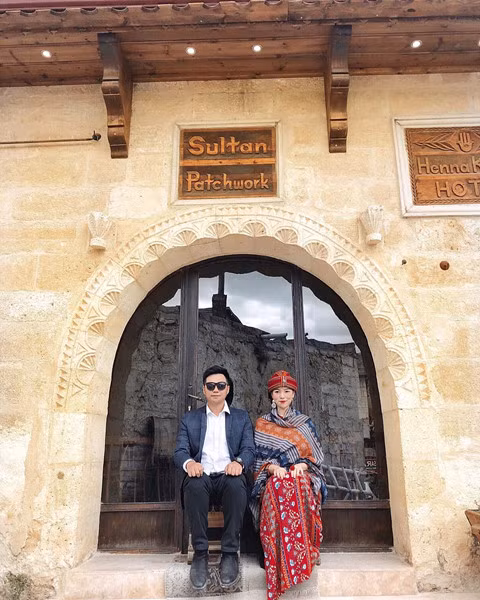 Điều khiến mình thực sự ấn tượng ở đây đó là các căn phòng được bài trí tuyệt đẹp. Bạn vừa ngồi nhâm nhi tách trà kiểu quý tộc, vừa thỏa sức chụp ảnh với không gian tràn ngập ánh sáng khắp mọi nơi. Cappadocia trong mắt mình thực sự là một thiên đường cổ tích để bạn có thể hóa thân thành nàng công chúa trong những câu chuyện thần thoại.