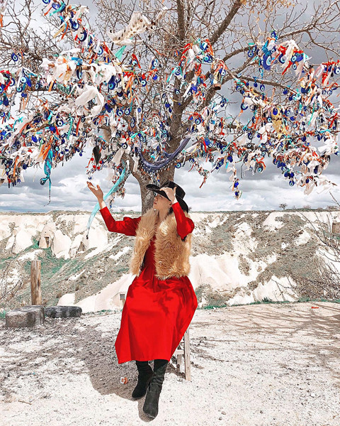 Ở đây, cây khô được treo đầy những viên tròn, xanh xanh gọi là " Mắt Quỷ ". Mọi người sẽ treo chúng lên và cầu nguyện bình an. Họ tin rằng "Mắt Quỷ" sẽ nghe được mong ước đó và theo dõi, bảo vệ người dân khỏi những thứ xấu xa, xui xẻo.