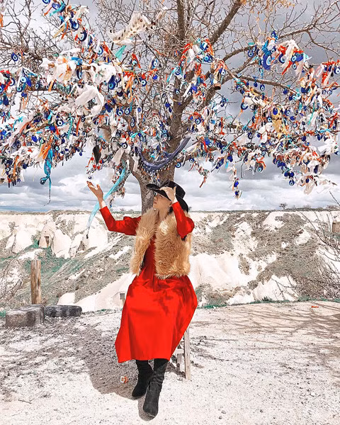 Ở đây, cây khô được treo đầy những viên tròn, xanh xanh gọi là " Mắt Quỷ ". Mọi người sẽ treo chúng lên và cầu nguyện bình an. Họ tin rằng "Mắt Quỷ" sẽ nghe được mong ước đó và theo dõi, bảo vệ người dân khỏi những thứ xấu xa, xui xẻo.